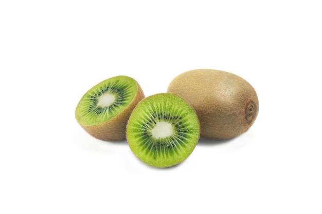 Zdjęcie całe kiwi i pół kiwi na białym