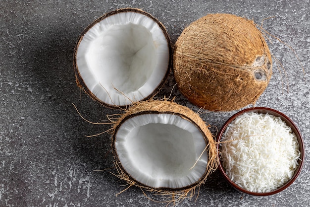 Całe kokosowe kawałki kokosa i wiórki kokosowe na stole