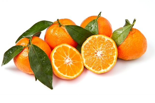 całe pomarańcze z liśćmi i plasterkami, naturalne owoce