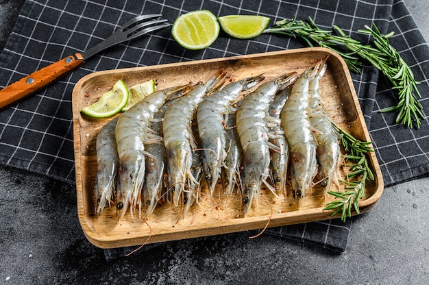 Całe świeże surowe krewetki langoustine, krewetki na drewnianej tacy. Widok z góry