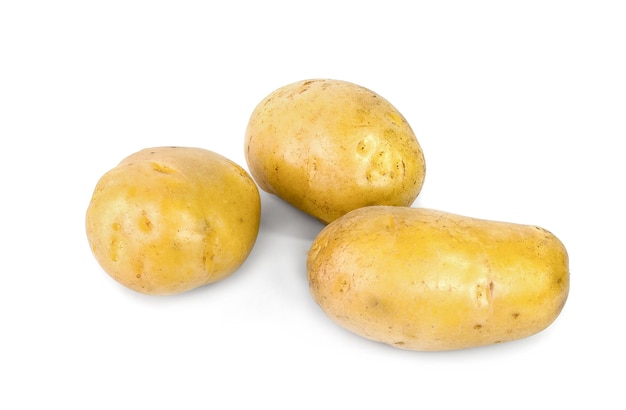 Całe żółte ziemniaki na białym tle na białej powierzchni