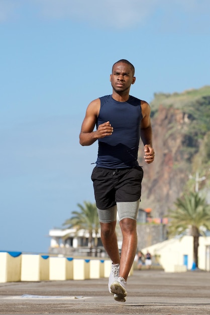 Całego ciała zdrowy młody Afroamerykanin biegający na zewnątrz