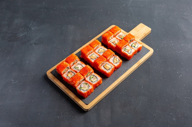 California Maki Sushi z Masago - Rolka z Mięsa Kraba, Awokado, Wewnątrz Ogórka.