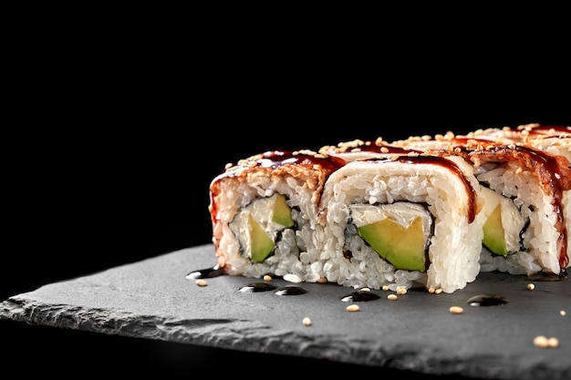 California roll z awokado i twarogiem.