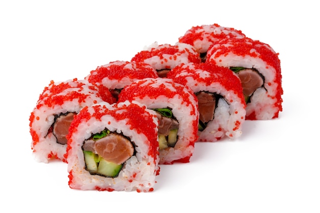 California sushi roll z czerwonym kawiorem na białym tle