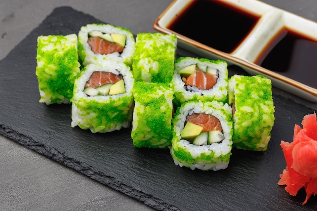 California Sushi Roll Z Zielonym Kawiorem Bliska