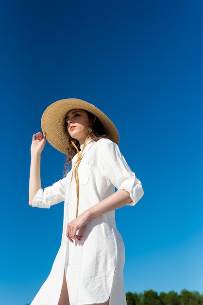 całkiem atrakcyjna szczupła uśmiechnięta kobieta na słonecznej plaży w letnim stylu trend w modzie strój szczęśliwy, bezpłatny