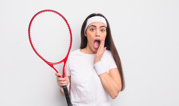 Całkiem latynoska kobieta czuje się zszokowana i przestraszona koncepcją tenisa