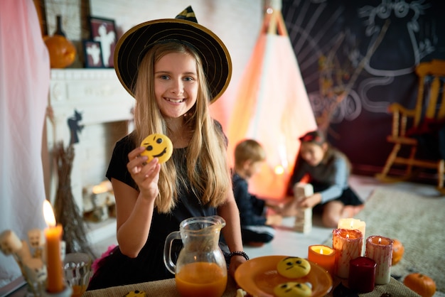 Zdjęcie całkiem mała czarownica na imprezie z okazji halloween