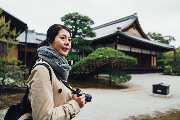 Całkiem Młoda Kobieta Obiektyw Mężczyzna Trzyma Aparat Robienie Zdjęcia Piękna Przyroda Pomnik Historii Zabawy W Kinkakuji Kioto Japonia. Elegancki Turysta Uśmiechający Się Odwiedzający W Złotym Pawilonie świątyni Zima.