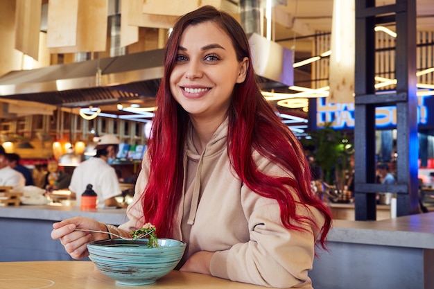 Całkiem Uśmiechnięta Kobieta Z Rudymi Włosami Po Obiedzie W Restauracji