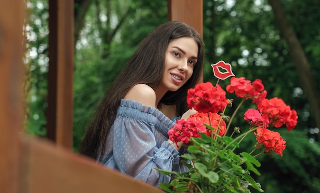 Całkiem Wesoła Brunetka Na Balkonie