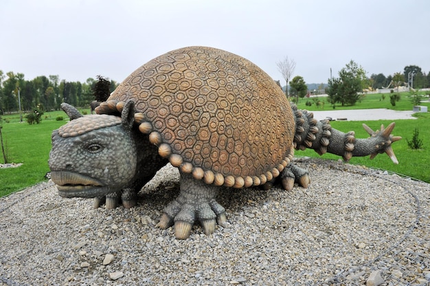 Całkowita betonowa posąg armadillo Doedicurus w Parku Historii Krajowości