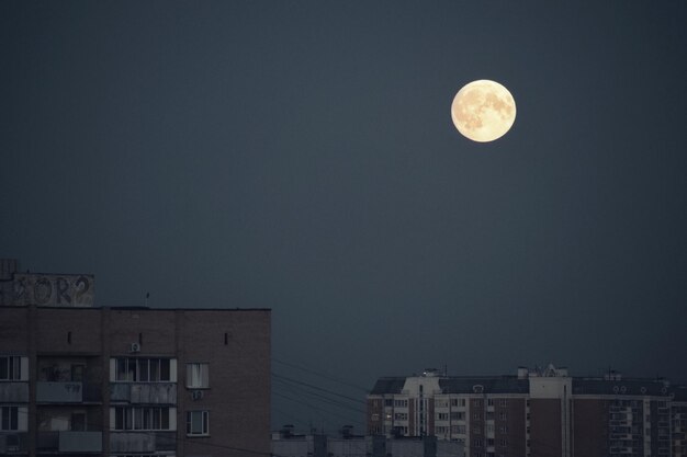 Zdjęcie całkowita kadra budynków na czyste niebo w noc pełni księżyca