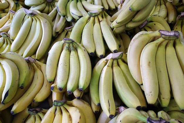 Zdjęcie całkowite zdjęcie banana na sprzedaż na targu