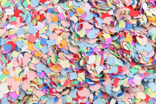 Zdjęcie całkowite zdjęcie kolorowych papierowych konfetti