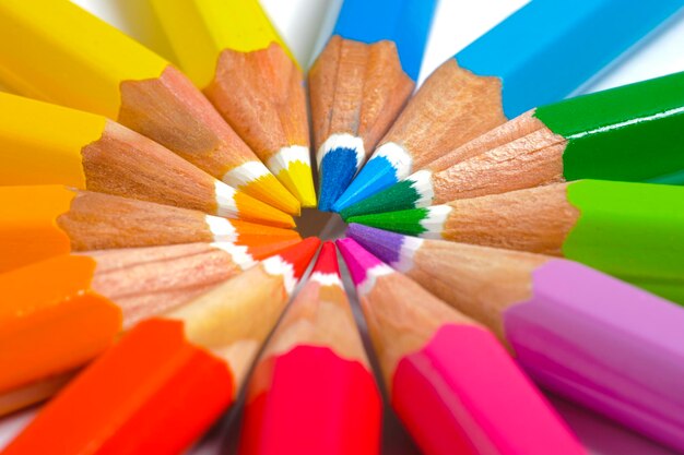 Zdjęcie całkowite zdjęcie o kolorowych ołówkach na stole.