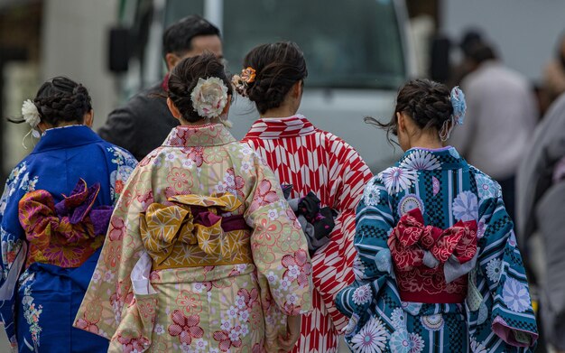 Zdjęcie całkowity obraz kobiet w tradycyjnych kimono odchodzących