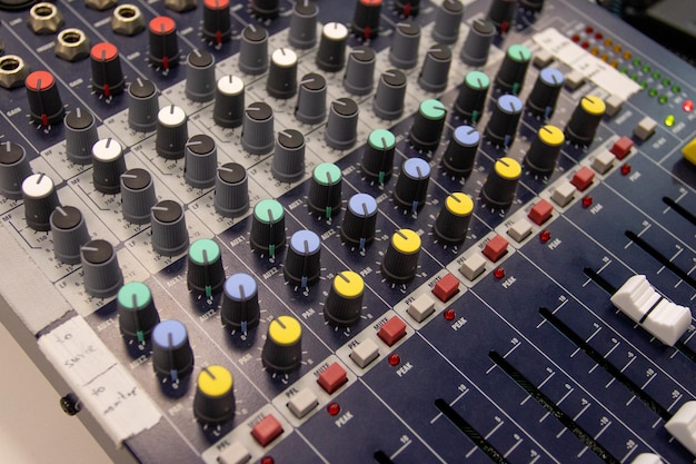 Całkowity ujęcie mikseru audio