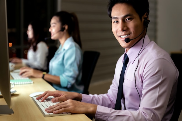 Call Center Ciężko Pracuje W Nocy.