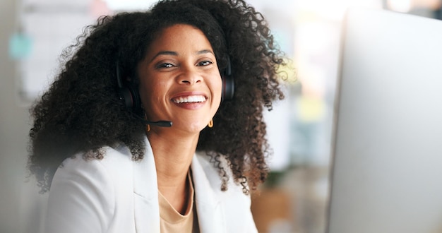 Call center lub agent obsługi klienta wyglądający na szczęśliwego w słuchawkach i pracujący w środku Portret śmiejącej się pracownicy zdalnej, która cieszy się swoją pracą, oferując doskonałą obsługę i wyjaśniając produkty