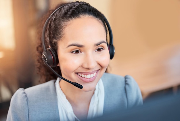 Call center obsługa klienta i kobieta na komputerze w biurze do doradztwa online biznesu i pomocy komunikacji telemarketing i szczęśliwy pracownik z zestawem słuchawkowym do kontaktu CRM wsparcia i doradztwo