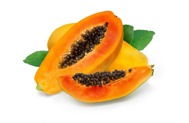 Całość i pół dojrzałego owocu papai