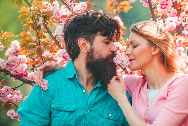 Całowanie para na wiosnę natura zbliżenie portret zakochana para wielkanocna ciesząc się różową wiśnią b