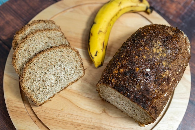 Zdjęcie cały i pokrojony chleb bananowy