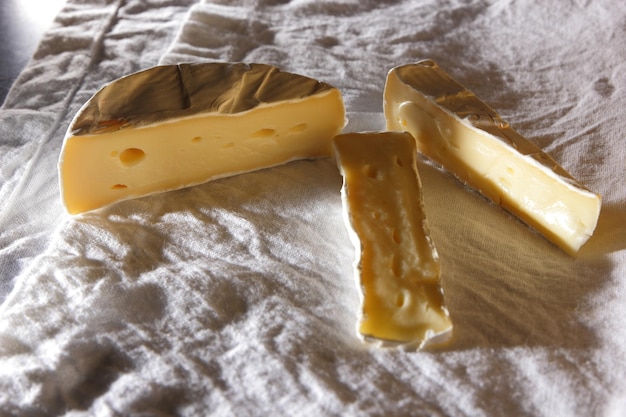Camembert na białej serwetce Pyszny biały ser na stole zbliżenie Jedzenie dla wina