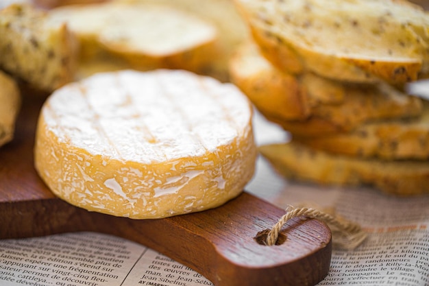 Camembert na pokładzie. Ser do reklamy. Na dużą deskę. Bree z pieca. Ser zapiekany