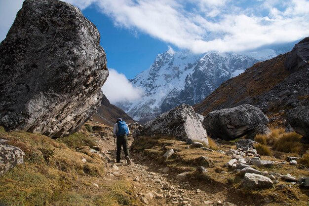 Camino al Ausangate en los Andes de Cusco Peru.