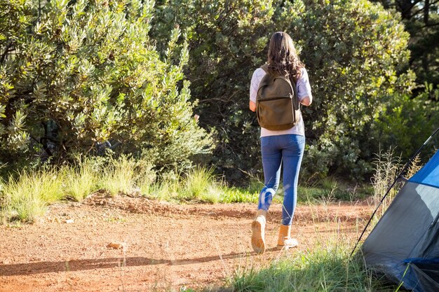 Camper brunetka chodzenie od namiotu