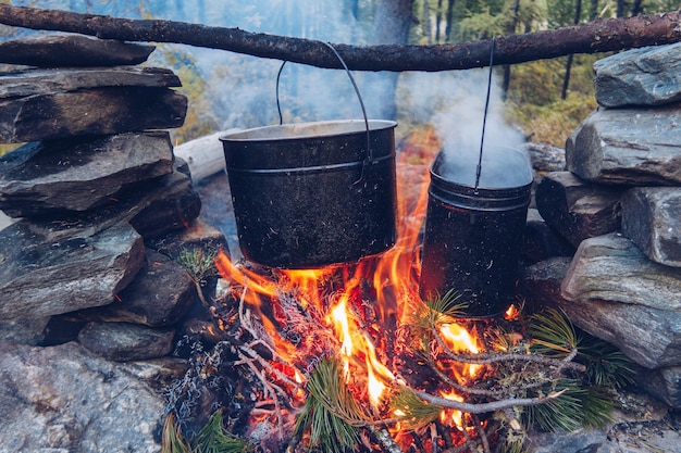 Camping garnek na ogniu Outdoor gotowanie na parze jedzenie Dzika przyroda styl życia gotowanie pysznego posiłku Copyspace stock photo