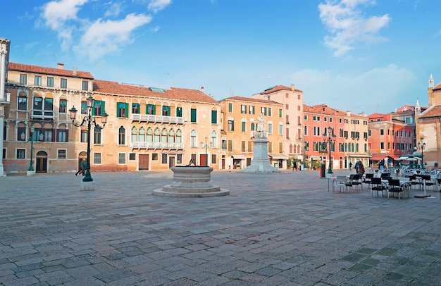 Campo Santo Stefano pod puszystymi chmurami