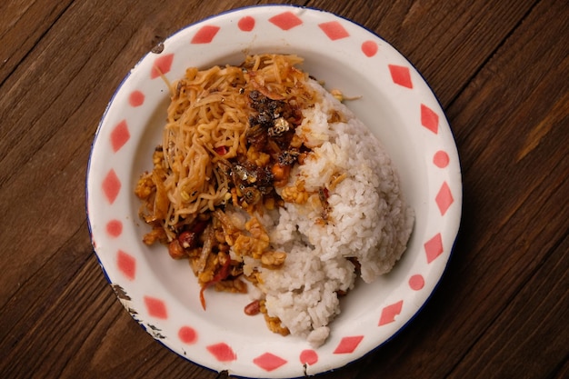 Zdjęcie campur nasi rames rice z dodatkami smażonych vermicelli, smażonego sosu tempeh z anchois