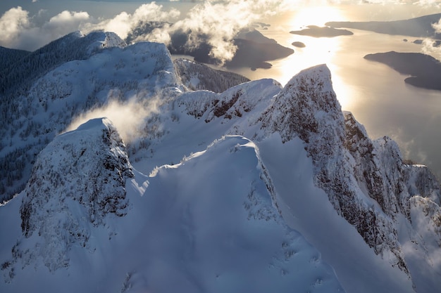 Canadian Nature Background Widok z lotu ptaka na góry ze śniegiem