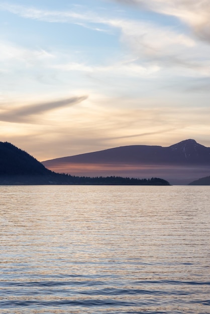 Canadian Nature Krajobraz górski na zachodnim wybrzeżu Oceanu Spokojnego