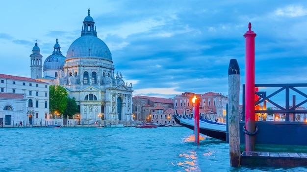 Canal Grande i kościół Santa Maria della Salute w Wenecji o zmierzchu, Włochy