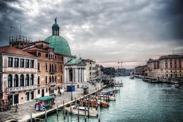 Canal Grande w Wenecji z kopułą San Simeone w tle