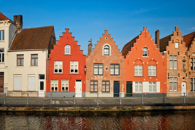 Canal i stare domy. Brugia Brugge, Belgia