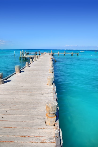 Cancun drewna molo w tropikalne Morze Karaibskie