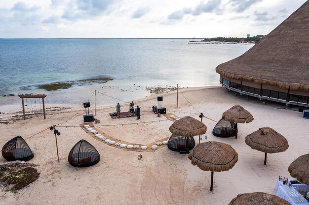Cancún, Meksyk. 10 maja 2021. Alina Astrovskaja i Anton Lavrentev podczas koncertu na plaży nad Morzem Karaibskim. Piękna koncepcja koncertu na żywo.
