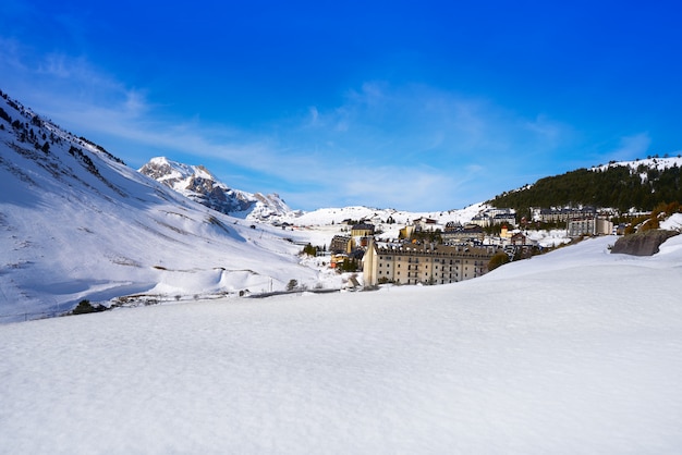 Candanchu linia horyzontu w Huesca na Pyrenees Hiszpania