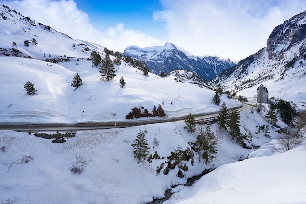 Candanchu śnieżna droga w Huesca na Pyrenees