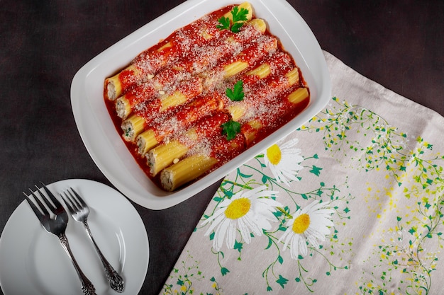 Cannelloni ze szpinakiem i sosem pomidorowym z mięsem ricotta