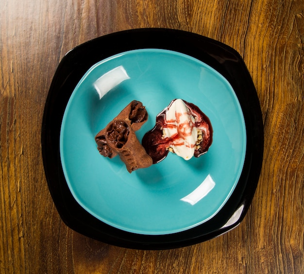 Zdjęcie cannoli z lodami, czekoladą i migdałami na talerzu
