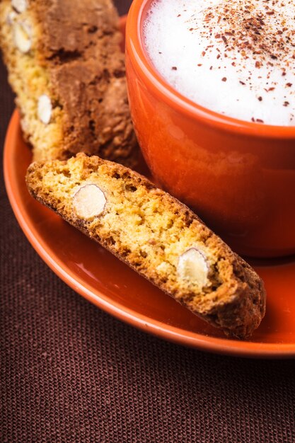 Cantuccini - typowe ciasteczka migdałowe z filiżanką cappuccino