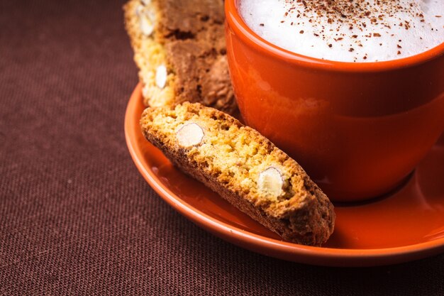 Cantuccini - typowe ciasteczka migdałowe z filiżanką cappuccino