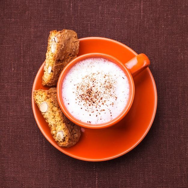 Cantuccini - typowe ciasteczka migdałowe z filiżanką cappuccino